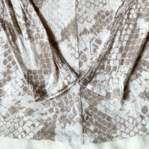 ⭐️ Express Long Sleeve Cold Shoulder Snake Print Long Sleeve Tee Small - Picture 9 of 12